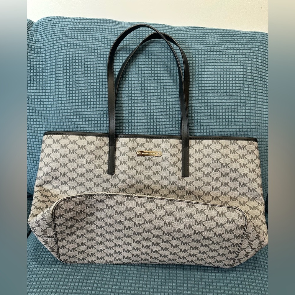 👜 MICHAEL Michael Kors Emry Signature Canvas Large Top Zip Tote – Black/Grey